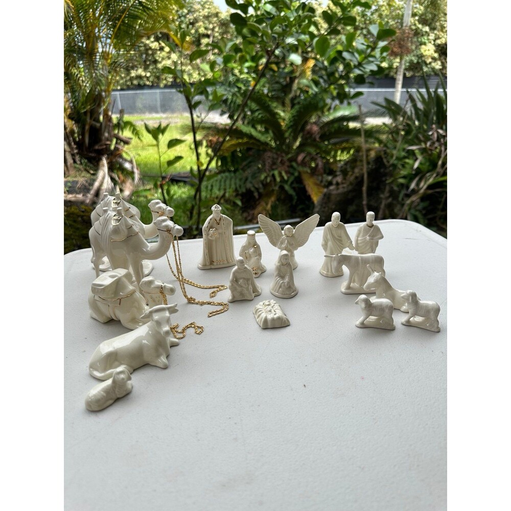 Vintage White Gold Trim Accents 17 Piece Glazed Porcelain Ceramic Nativity Set